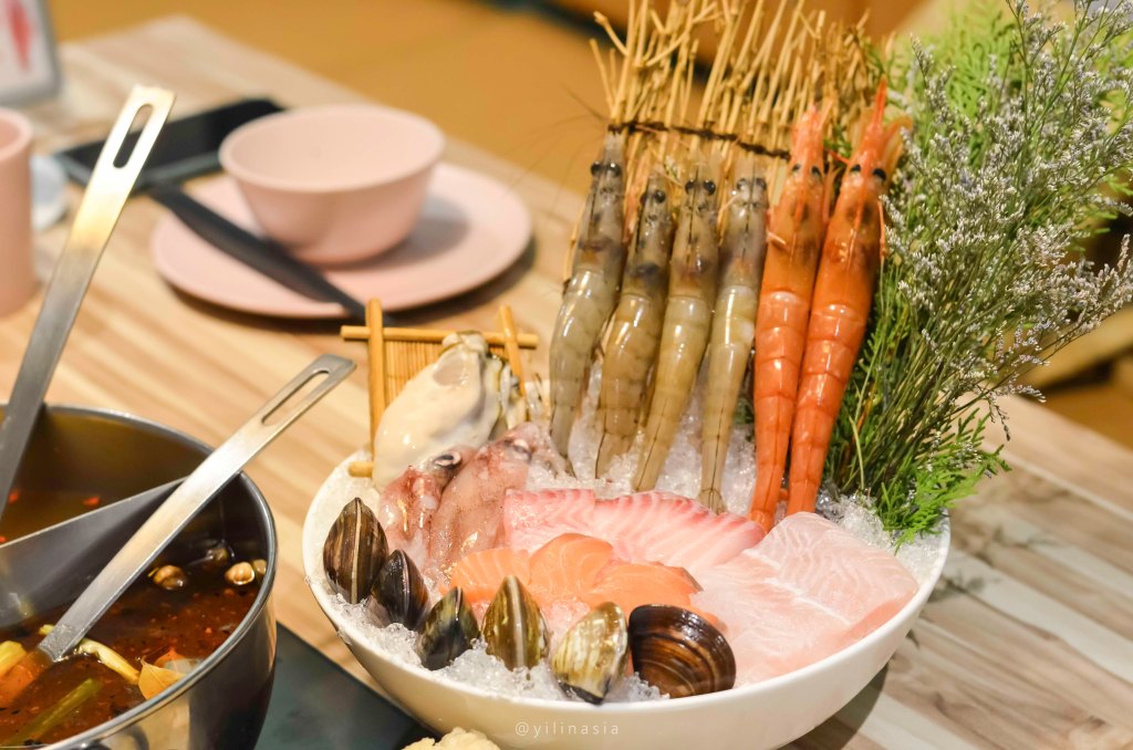中山區火鍋 汆食作伙鍋 海鮮拼盤 內含白蝦、天使紅蝦、蛤蜊、大顆牡蠣、小卷、鮭魚和鯛魚