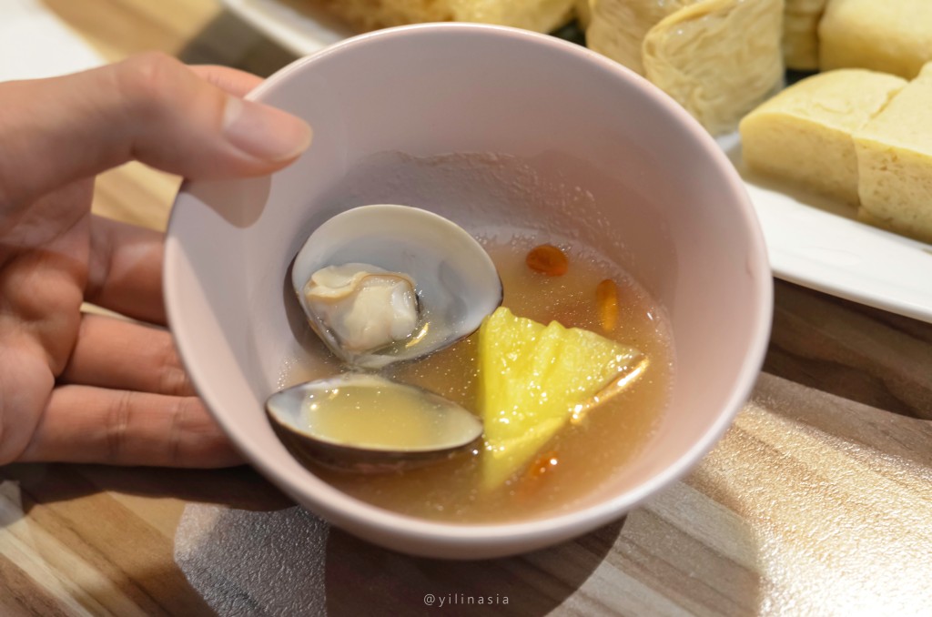 中山區火鍋 汆食作伙鍋 「鳳梨蛤蜊雞」湯底充滿大塊後切鳳梨